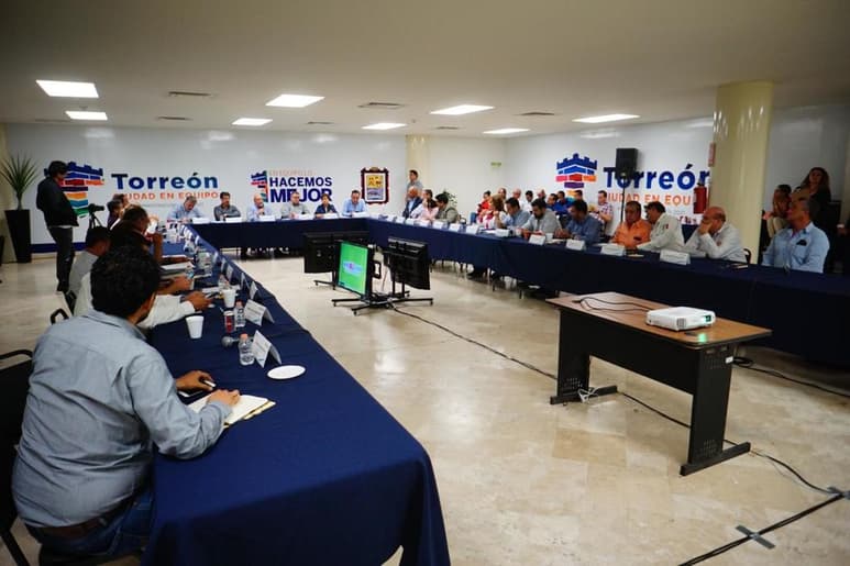 Regidores y funcionarios municipales estuvieron en la reunión informativa de la SIDUM sobre la obra del Metrobús. (CORTESÍA)
