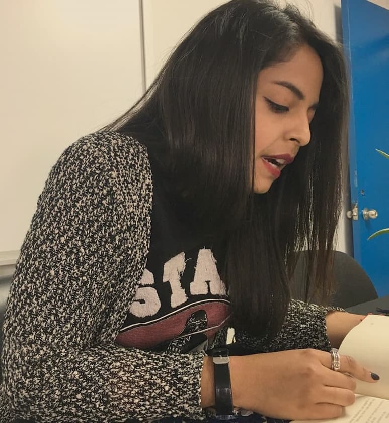 Estilo. Isabella es de las pocas autoras que acompañan sus versos con una ilustración, algo que busca sea su sello. (CORTESÍA)