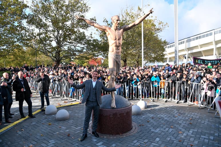Zlatan Ibrahimovic junto a su estatua, en Malmö, Suecia. (AP)