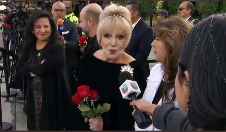 Anel Noreña, acudió al ex–Hangar Presidencial del Aeropuerto Internacional 'Benito Juárez' de la Ciudad de México para recibir a sus hijos Marysol y José Joel. (ESPECIAL)