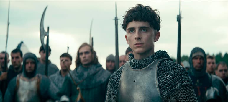 El actor Timothée Chalamet, centro, en una escena de la película The King, a estrenarse en Netflix en noviembre. (AP) 
