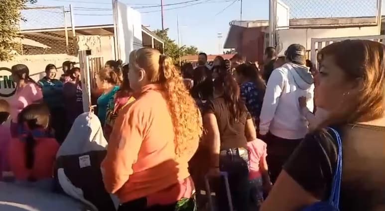 Padres de familia exigen se tome acción ante la falta de higiene en la escuela Venustiano Carranza. (EL SIGLO DE TORREÓN/BEATRIZ A. SILVA)