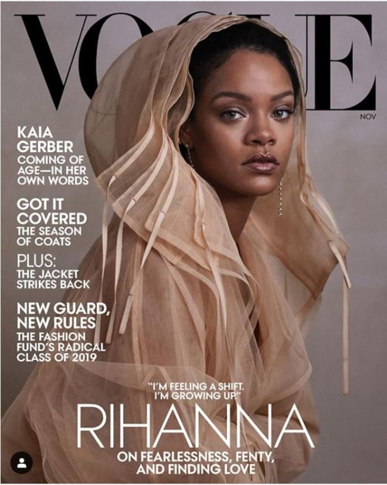 Se abre. A lo largo del artículo, Rihanna dice que vive en Londres, está en una relación 'exclusiva' y 'sin duda' quiere tener hijos. (ESPECIAL)