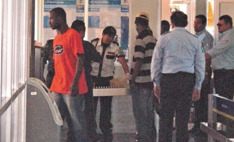 Venezolanos que viajan a México vía aérea denuncian que cuando arriban a distintos aeropuertos en el país, en especial Cancún y la Ciudad de México, son maltratados por personal del Instituto Nacional de Migración (INM), que al final no les permite el ingreso al país, pese a que cumplen con todos los requisitos de ley. (ESPECIAL)