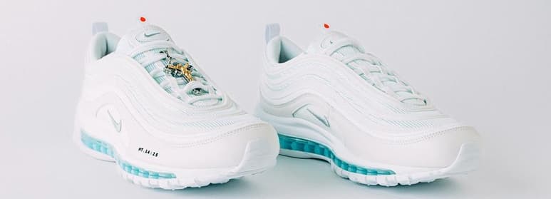 El estudio de diseño MSCHF, con sede en Brooklyn (Nueva York), compró un par de zapatos deportivos del modelo Nike Air Max 97 a precio de mercado, es decir, 160 dólares, y las renovó, añadiendo un crucifijo dorado de Jesús en los cordones e inyectando agua bendita en las cámaras de aire de las suelas. (ESPECIAL)