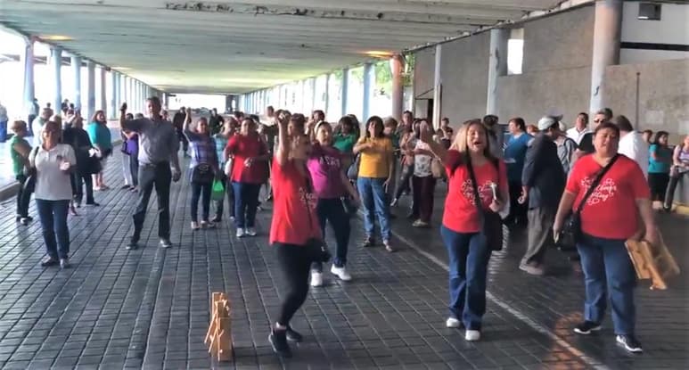 Al protestar para exigir al gobierno del estado el pago de 50 días de aguinaldo de cada año, que les adeuda desde 2004. (ESPECIAL)