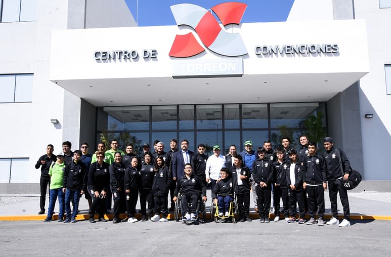Los deportistas, entrenadores, delegados y autoridades, aprovecharon para tomarse la fotografía oficial, tras ser abanderados. (JESÚS GALINDO)