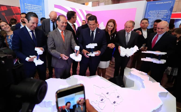 Vista general este jueves de un recorrido de gobernadores de estados invitados por los stands de patrocinadores de la Reunión Anual de Industriales, que se lleva a cabo en León, Guanajuato. (EFE)