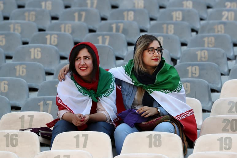 Las aficionadas al balompié pudieron ver por primera vez en el estadio un partido de futbol, mismo que ganó Irán 14-0 a Camboya. (AP)