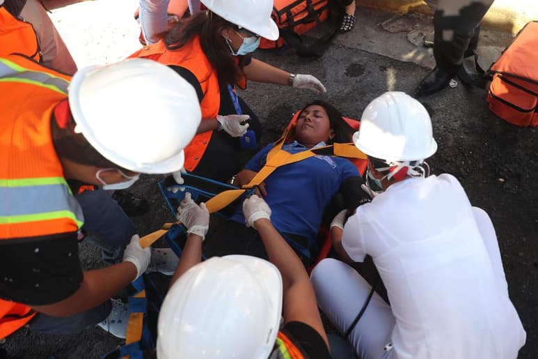 Se realizó un simulacro en la rememoración de los 33 años del sismo que dejó mil 500 víctimas fatales. (EFE)
