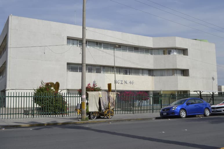 Fue trasladado en una ambulancia a las instalaciones de la Clínica 46 del Instituto Mexicano del Seguro Social. (ARCHIVO)