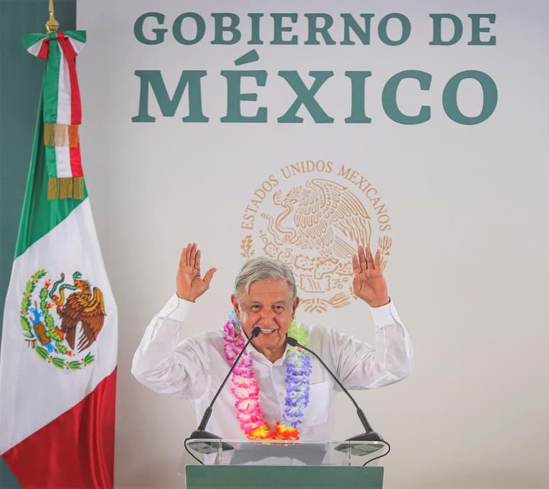 El presidente lamentó que en sexenios anteriores se haya olvidado a los jóvenes, 'a quienes sólo les decían deforma discriminada 'ninis' (es decir) ni estudian ni trabajan, como si fuera su culpa'. (EL UNIVERSAL)