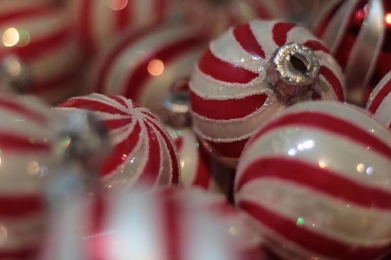 La entrada al auditorio es libre y, además de esferas navideñas, encontrarás artesanías de cantera, luces navideñas, estrellas y todo alusivo a la Navidad. (ESPECIAL)