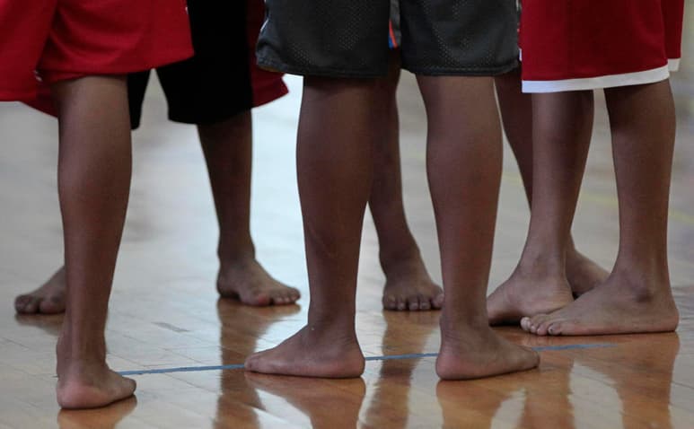 Ya son cerca de 10 años de que los niños triquis se dieran a conocer por ser un talentoso y entusiasmado equipo de basquetbol que jugaba descalzo. Una situación que no lo limitó para triunfar en torneos internacionales. (ARCHIVO)