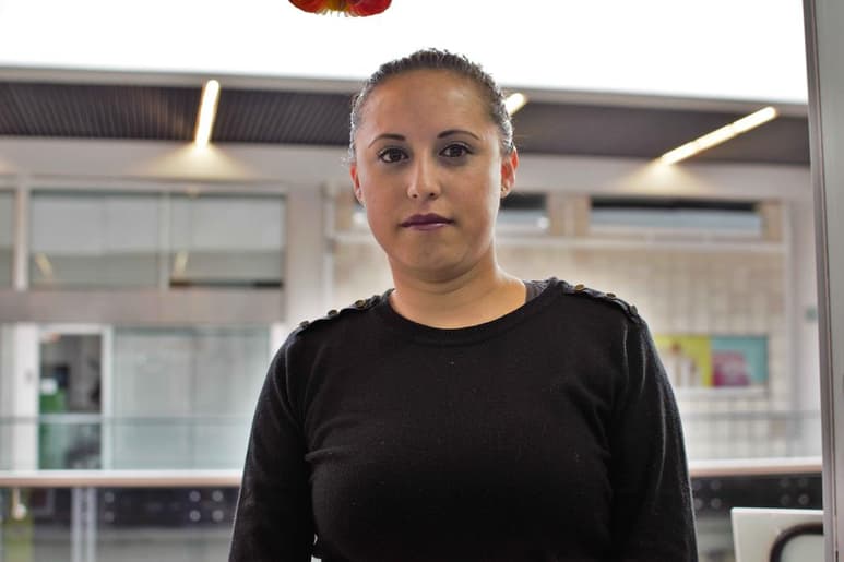 'Por minuto tienes que marcar aproximadamente seis u ocho productos, por eso te dan una bonificación. Así me ayudaba a salir bien en la quincena', dice Nohemí Rodríguez, quien fue cajera en 2014 de una tienda Walmart. Ganaba 2 mil 200 pesos a la quincena, incluyendo prestaciones y bonos. (ARCHIVO)