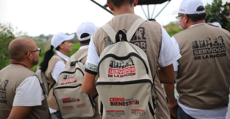 De acuerdo con el caso de denuncia que interpuso el PRD por la supuesta promoción personalizada del presidente Andrés Manuel López Obrador, en los uniformes de los servidores. (ESPECIAL)