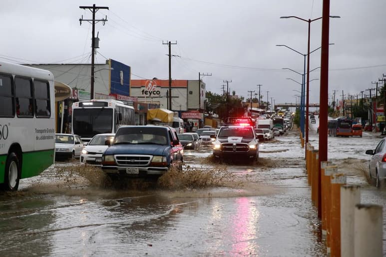 La mujer fue arrastrada por el agua cuando intentaba cruzar. (ARCHIVO)