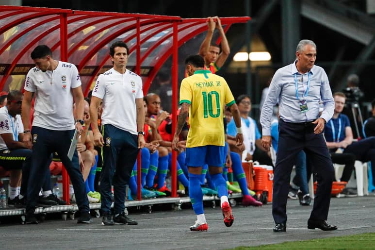 El atacante no pudo continuar el duelo ante Nigeria. (EFE)
