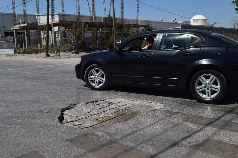 El bulevar Armando del Castillo, la principal vía de acceso a la cuarta etapa del parque industrial, está en el más completo abandono. (EL SIGLO DE TORREÓN)
