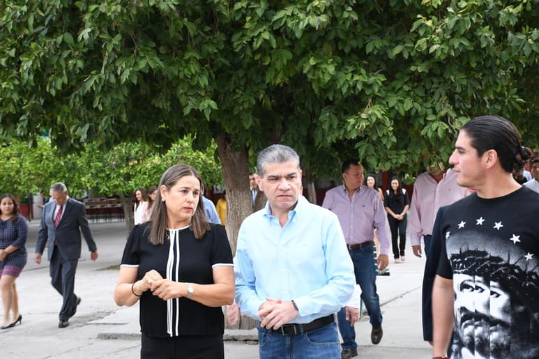 Riquelme invertirá por lo pronto 1.5 millones de pesos en los trabajos que se harán en esta institución educativa ubicada en Paseo de la Rosita y ofreció ser el padrino de la generación que terminará en el verano de 2020. (IVÁN)
