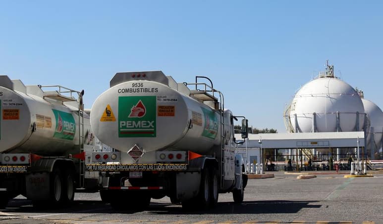 La bancada de diputados del PRD demandó investigar los supuestos 'moches' en Pemex para financiar la campaña del PRI en 2012 y consideró que el cerco se cierra en torno al expresidente Enrique Peña Nieto, por lo que 'es hora de investigarlo'. (ARCHIVO)