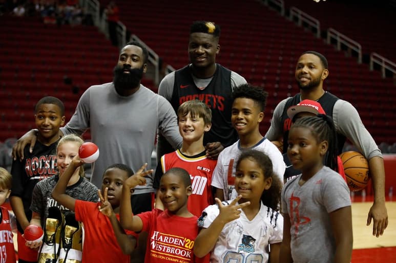 Los Rockets de Houston tuvieron ayer un entrenamiento público. (CORTESÍA ROCKETS)