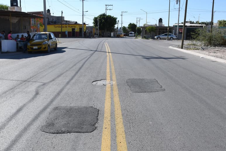 El director de Obras Públicas aseguró que la empresa GST, que pavimentó el bulevar Fosforita, reparará los hundimientos. (FERNANDO COMPEÁN)