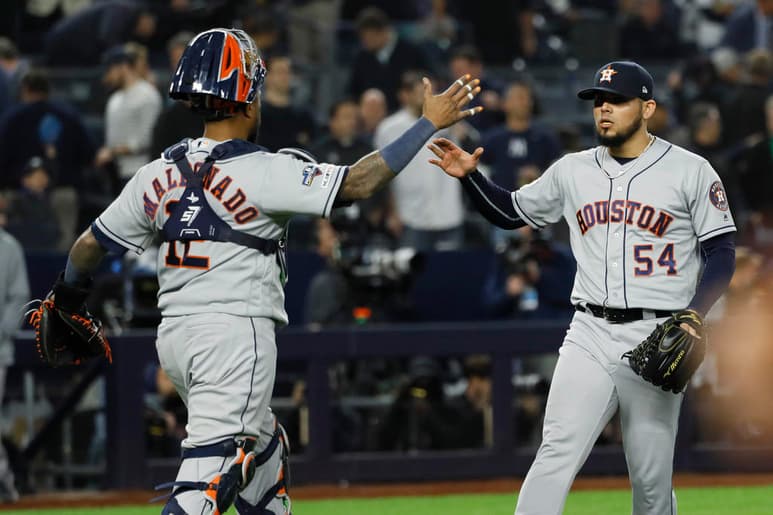 Roberto Osuna ingresó en la novena entrada, colgándose el cero y sellando la victoria de los Astros. (AP)