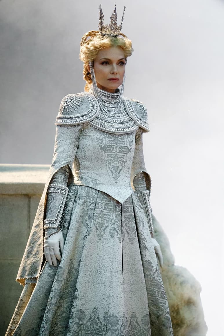 Personaje. Michelle Pfeiffer es la astuta y retorcida reina Ingrith, madre del príncipe Phillip. (EFE) 