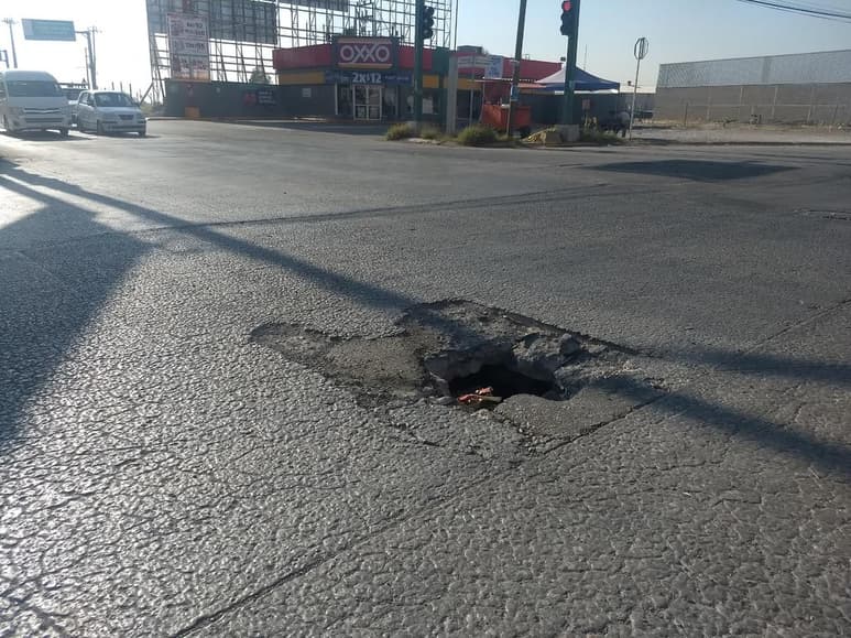 Ante la situación, temen que vehículos e incluso camiones caigan en él y sufran daños importantes. (EL SIGLO DE TORREÓN)