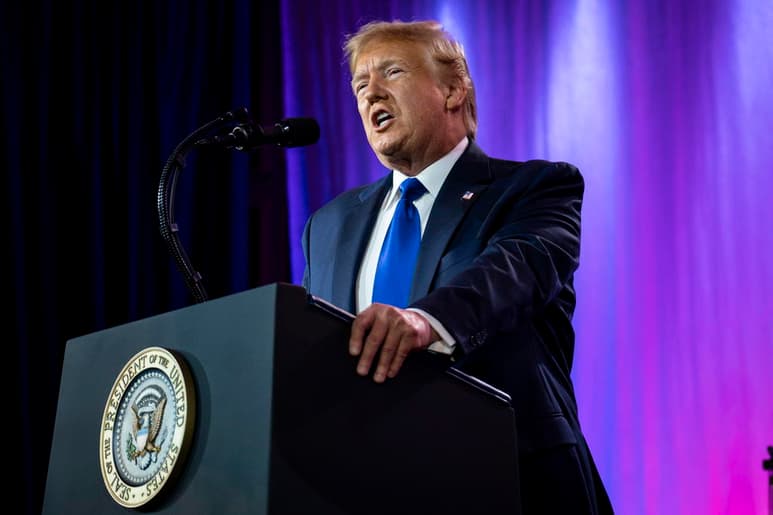 “Nuestra economía récord colapsaría, como en 1929, si alguno de esos payasos se convirtiera en presidente”, escribió Trump en su cuenta de Twitter. (EFE)