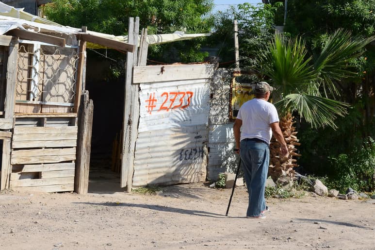 Más de 800 millones de personas aún viven con menos de 1.25 dólares al día, y muchos carecen de acceso a alimentos, agua potable y saneamiento adecuados. (ARCHIVO)