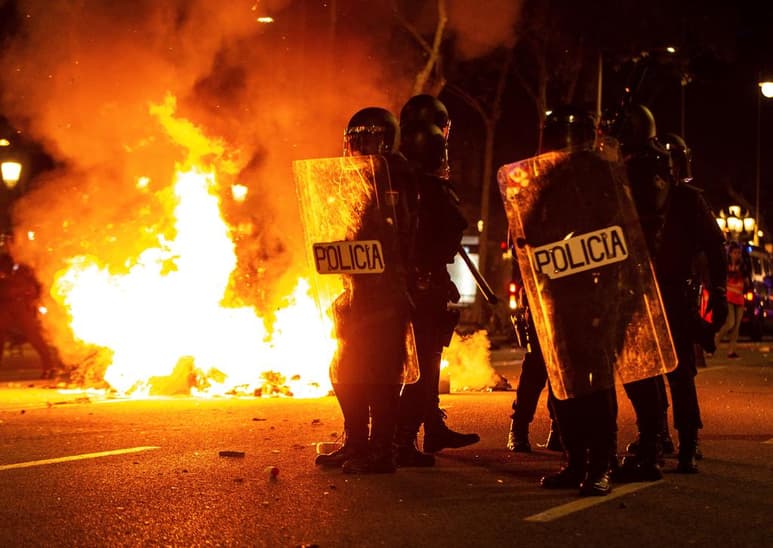 Las manifestaciones independentistas de Barcelona y otras ciudades importantes de Cataluña ocurren contra la sentencia judicial que ha condenado a penas de cárcel a nueve líderes soberanistas. (EFE)