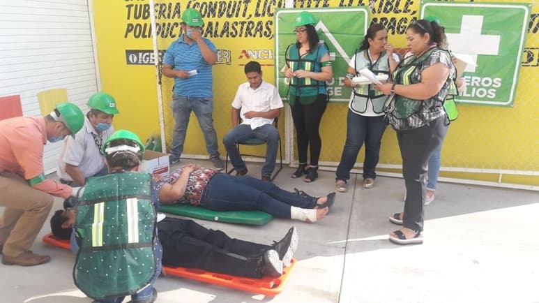 La hipótesis que se manejó fue la de un incendio en el segundo piso del lugar, en el cual había tres personas lesionadas.
(EL SIGLO DE TORREÓN)