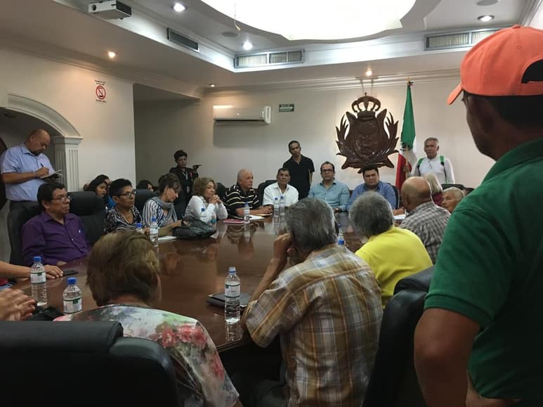 Integrantes de la asociación civil Pro Defensa del Ciudadano y habitantes de las comunidades El Siete y El Volado piden que no se renueven ni se amplíen los permisos municipales para la construcción de la planta Chemours en el poblado de Dinamita. (FABIOLA P. CANEDO)