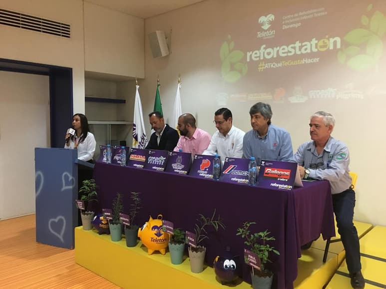Hiram López Manzur, director de Ecología en Gómez Palacio, dijo que se eligió este espacio porque están dadas las condiciones para que los árboles se desarrollen adecuadamente y se cree un pulmón en el Periférico. (FABIOLA P. CANEDO)