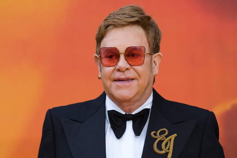 Elton John, quien coescribió algunos de los temas de la cinta animada El Rey León, confesó que le decepcionó la banda sonora de la adaptación “live action” que se estrenó este año. (ARCHIVO)