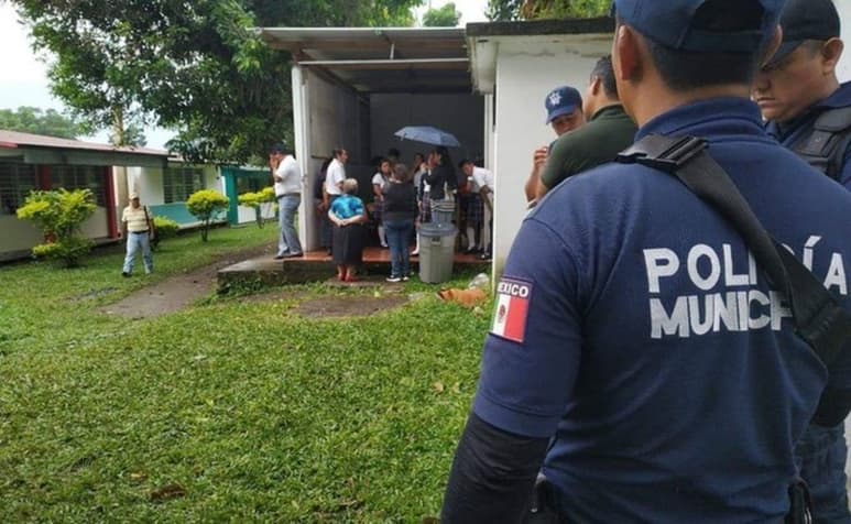 Los hombres despojaron de sus teléfonos a los más de 30 alumnos que estaban en el plantel. (ARCHIVO)