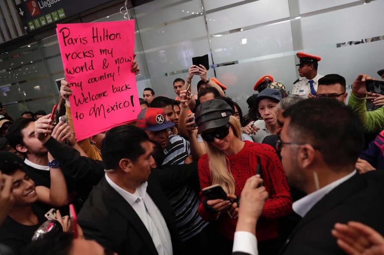 Recibimiento. A su llegada a la Ciudad de México, la socialité atendió a sus fanáticos mexicanos que ya la esperaban. (AGENCIAS)