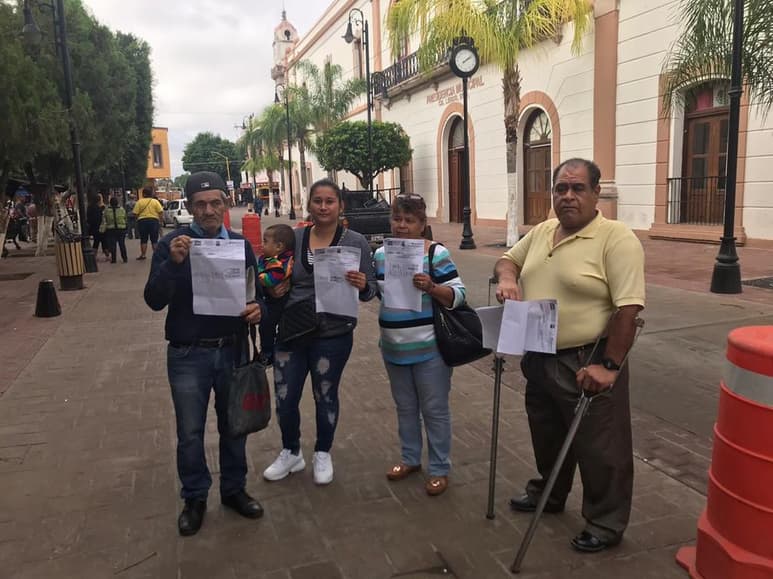 Los extrabajadores municipales se reunieron ayer al exterior de la presidencia de Lerdo. (EL SIGLO DE TORREÓN/ANGÉLICA SANDOVAL)