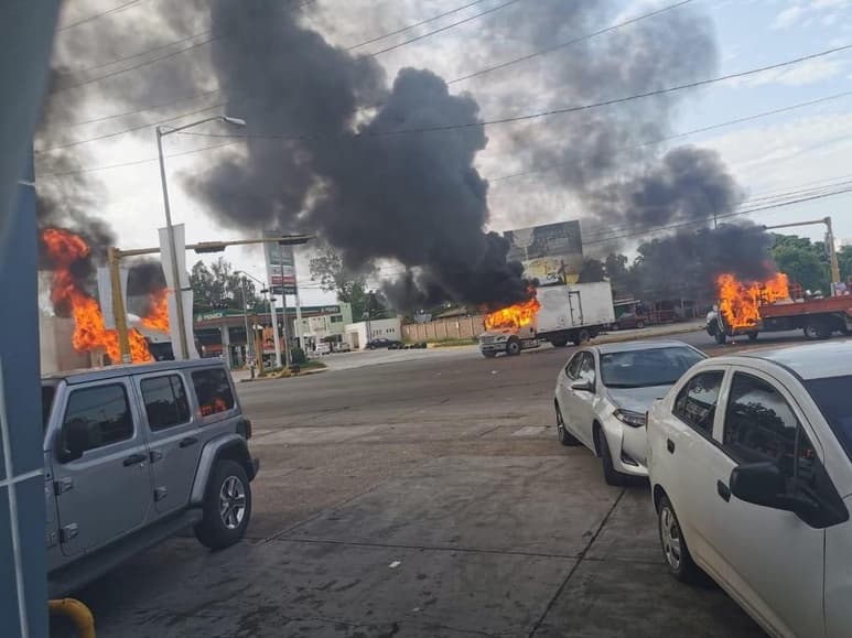 Terror. Culiacán vivió el jueves horas de ráfagas entre presuntos miembros de la delincuencia organizada y elementos de la Policía Federal, Guardia Nacional y militares tras la presunta detención del hijo de “El Chapo” y la fuga de al menos 20 reos. (EL SIGLO DE TORREÓN)