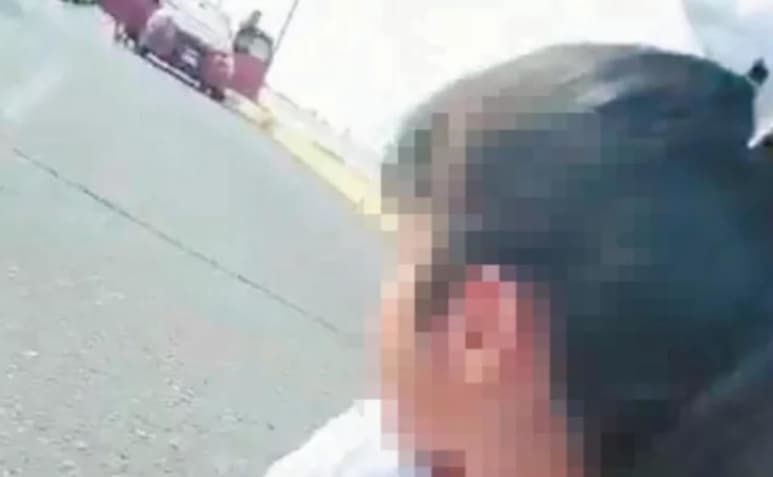'Papá, ¿ya nos podemos parar?', pregunta de manera inocente una menor con uniforme escolar a su padre, que junto con su hermano, también menor de edad, permanecen afuera del auto esperando a que termine el enfrentamiento. (ESPECIAL)