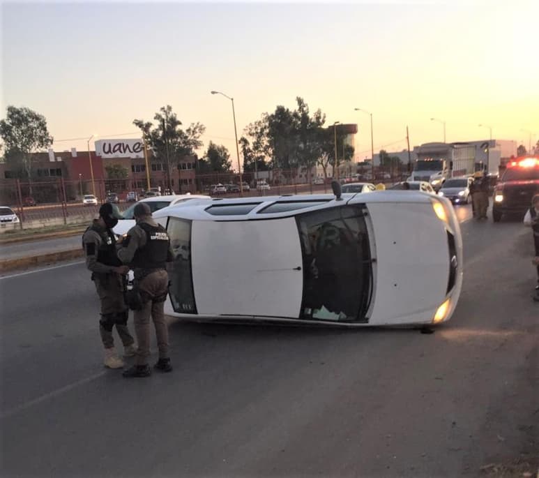 El protagonista del incidente se identificó como Sergio Javier, de 61 años de edad, conductor de un vehículo Nissan línea Aprio color blanco modelo 2015.
(EL SIGLO DE TORREÓN)