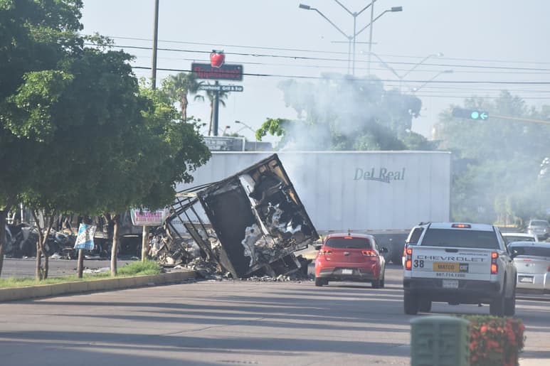 Calles vacías, comercios e industrias cerradas, chatarras de tráileres y camiones todavía humeando en cruces viales importantes, es la imagen de la mañana de este viernes en la ciudad que vivió ayer horas de terror, el cual pudo convertirse en una masacre. (NOTIMEX)