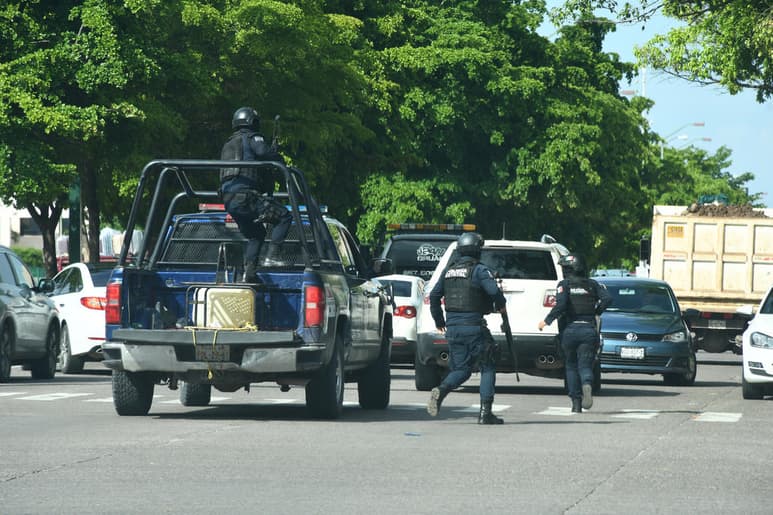 Un 'operativo precipitado' en las calles de Culiacán hizo que durante varias horas los ciudadanos vivieran momentos de pánico, pues debían resguardarse por las balaceras, resultado del intento de capturar a uno de los hijos de 'El Chapo' Guzmán, Ovidio Guzmán López. (NOTIMEX)