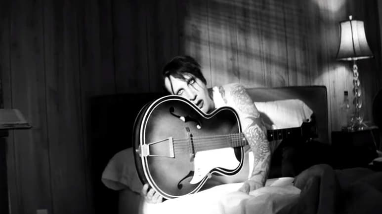 Marilyn Manson sorprendió a sus seguidores al poner en circulación una nueva versión de God's gonna cut you down, tradicional canción de folk que ha sido interpretada por varios artistas, entre ellos Elvis Presley, Johnny Cash y Moby. (ESPECIAL)