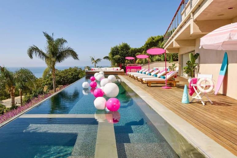 La casa en tamaño real de 'Barbie' podrá ser habitada por sus seguidores, quienes podrán conocer cada rincón de la residencia, incluido su clóset que supone un viaje por seis décadas en la historia de la moda. (ESPECIAL)