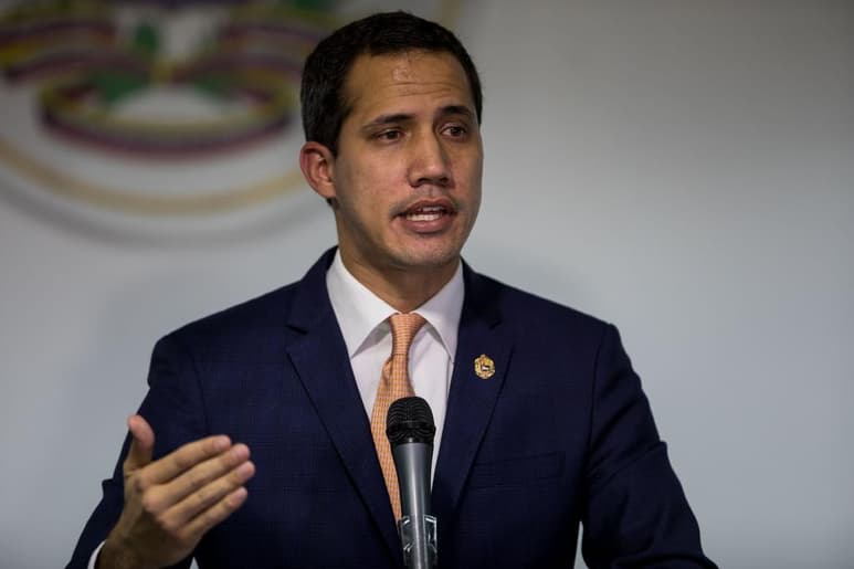 'Somos mayoría y vamos a ejercerla en las calles, somos mayoría y tenemos el deber de actuar por nuestra gente', manifestó Guaidó, que es reconocido como presidente encargado de Venezuela por más de 50 países.
(EFE)