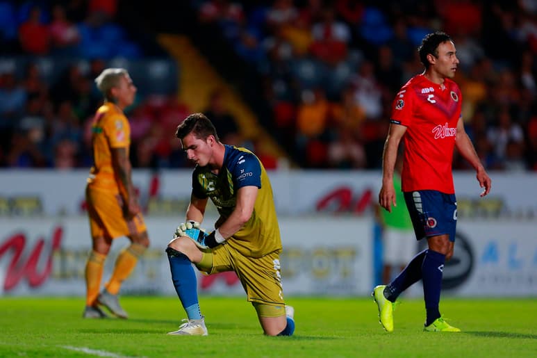 Sebastián Jurado se lamenta luego de uno tanto de los Tigres, que vencieron 3-1 al Veracruz. (JAM MEDIA)