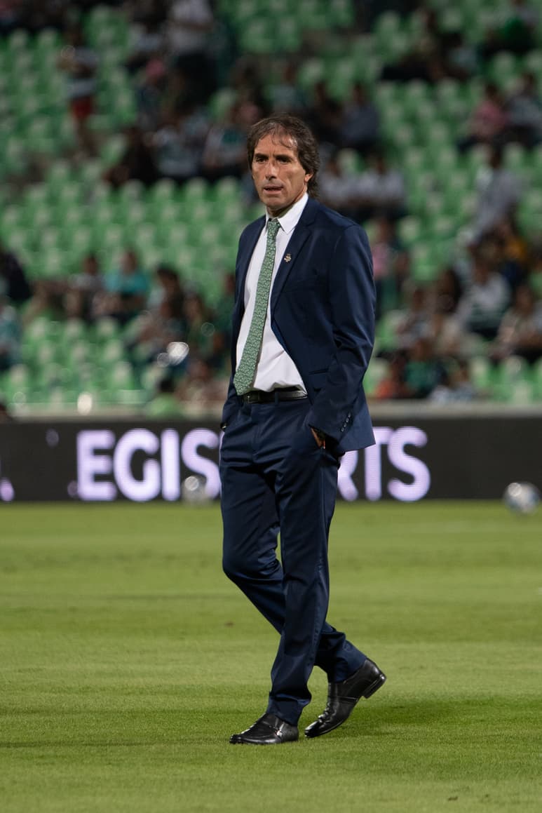 El director técnico Guillermo Almada sigue invicto en el Estadio Corona. (JORGE MARTÍNEZ)